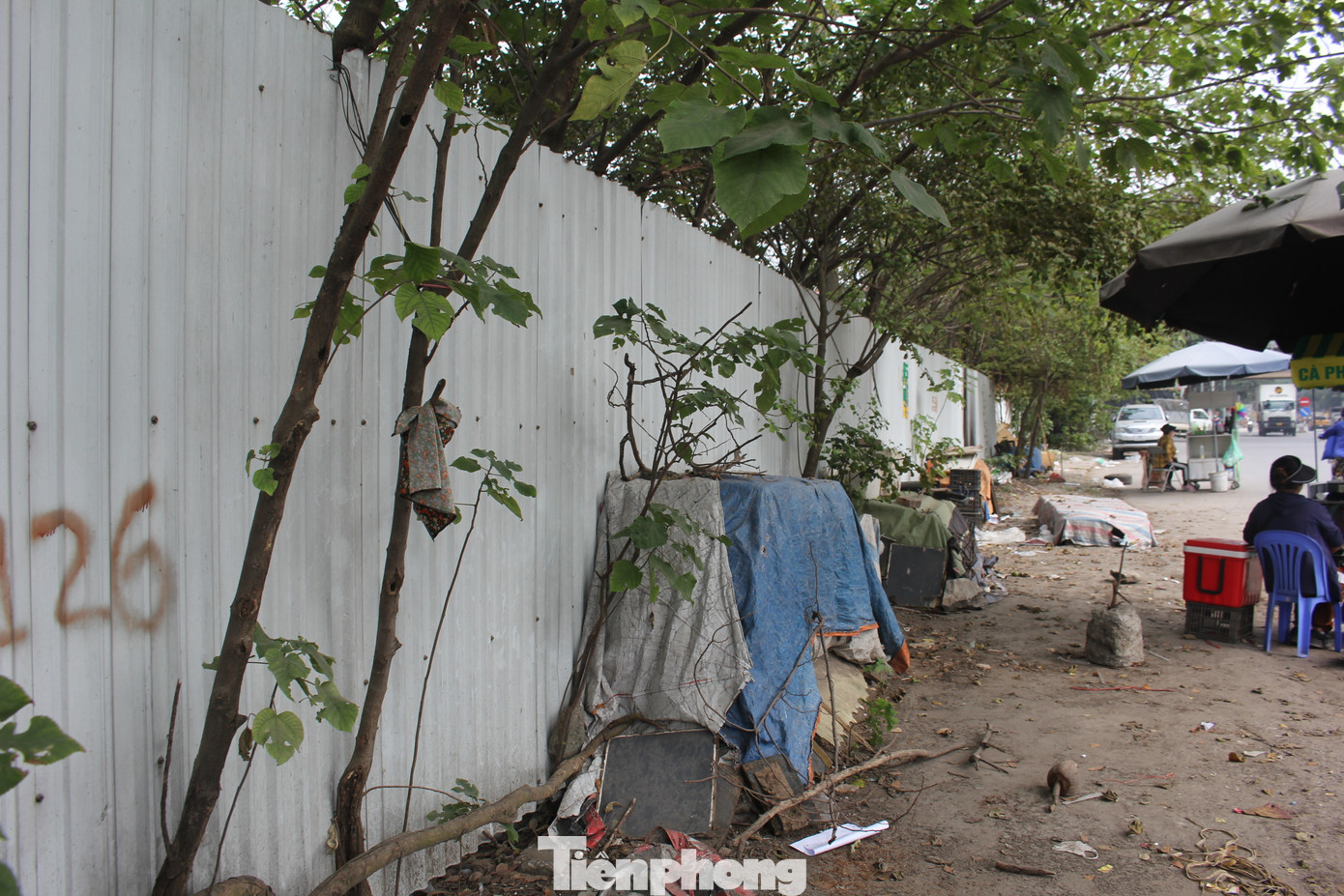 Khu đất thực hiện dự án Xây dựng Khu du lịch Cạnh cảng Hàng không Nội bài tại Đồng 6 mẫu của xã Hải Bối, huyện Đông Anh quây tôn, để trống, chưa có công trình xây dựng suốt nhiều năm qua. (Ảnh: Lập Đông)