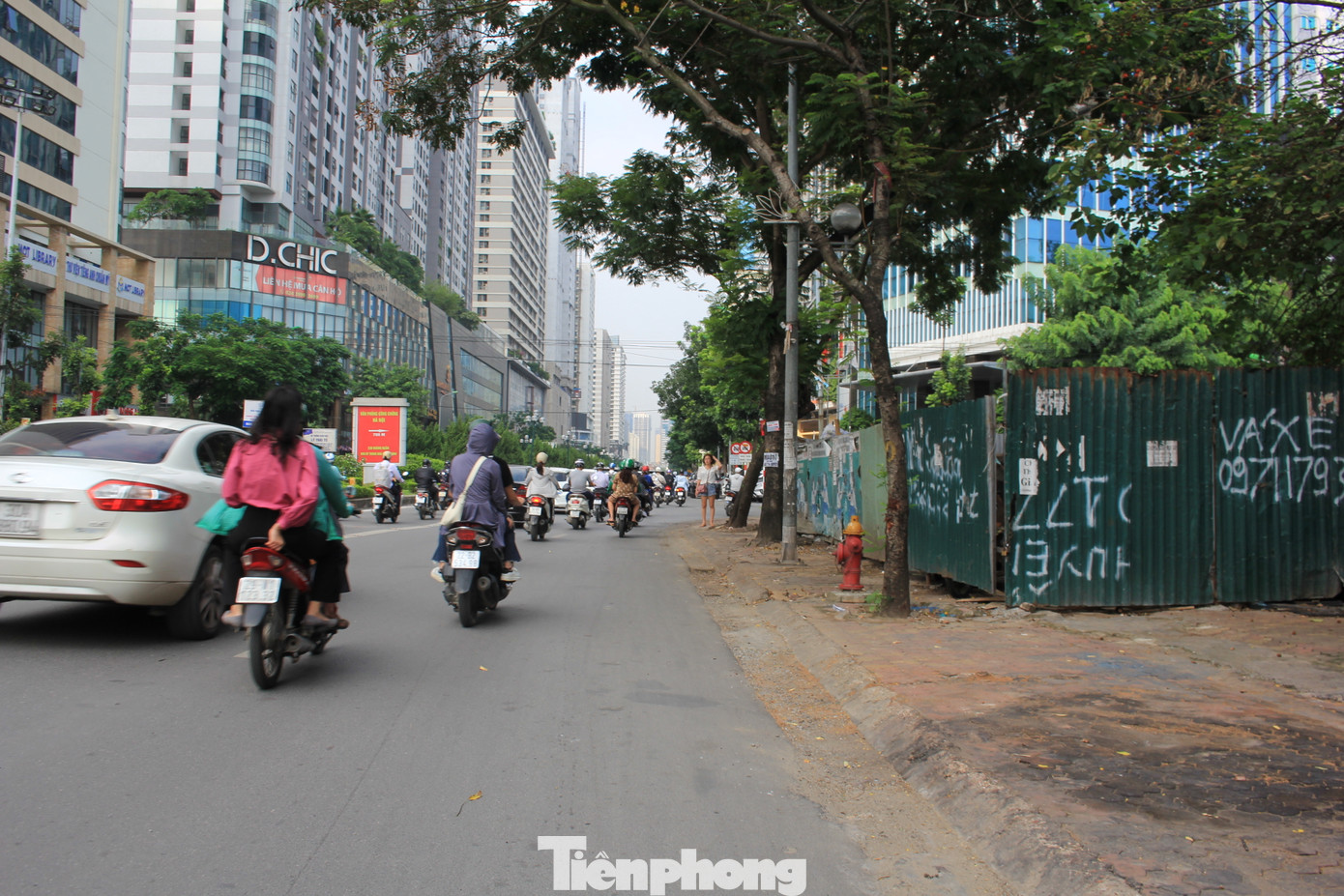 Nhiều người đang rất chần chừ, không biết nên vay mua nhà thời điểm hiện tại hay lại tiếp tục chờ đợi, nhưng chờ đến khi nào. (Ảnh: Lập Đông)