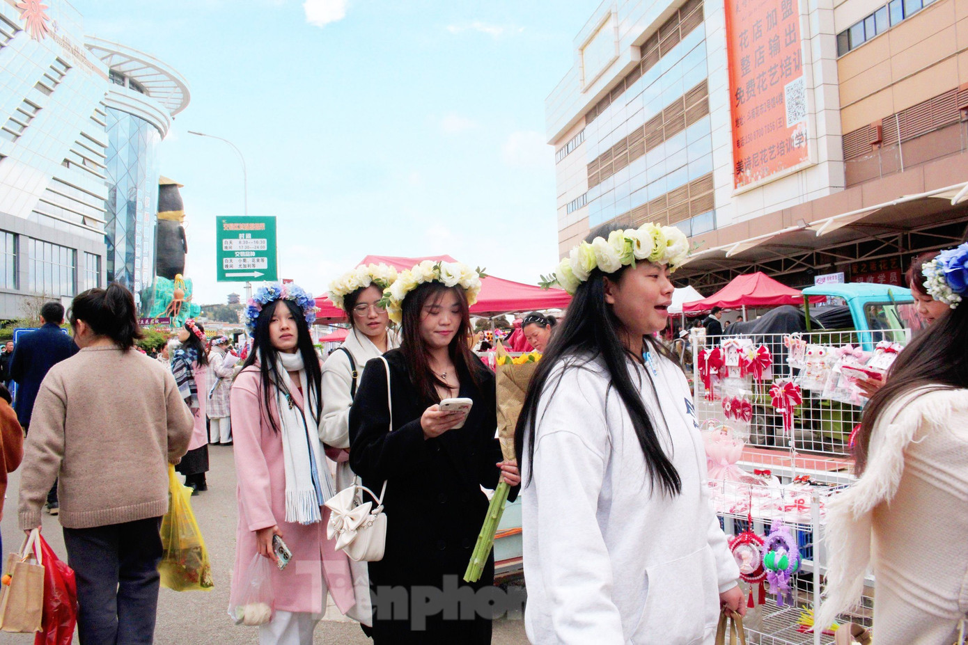 Cách quảng trường Kim Mã Bích Kê không xa là chợ hoa Đấu Nam, nơi được mệnh danh là chợ hoa lớn nhất Châu Á, nơi cung cấp đến 80% hoa tươi cho Trung Quốc và các quốc gia lân cận. (Ảnh: Lộc Liên).
