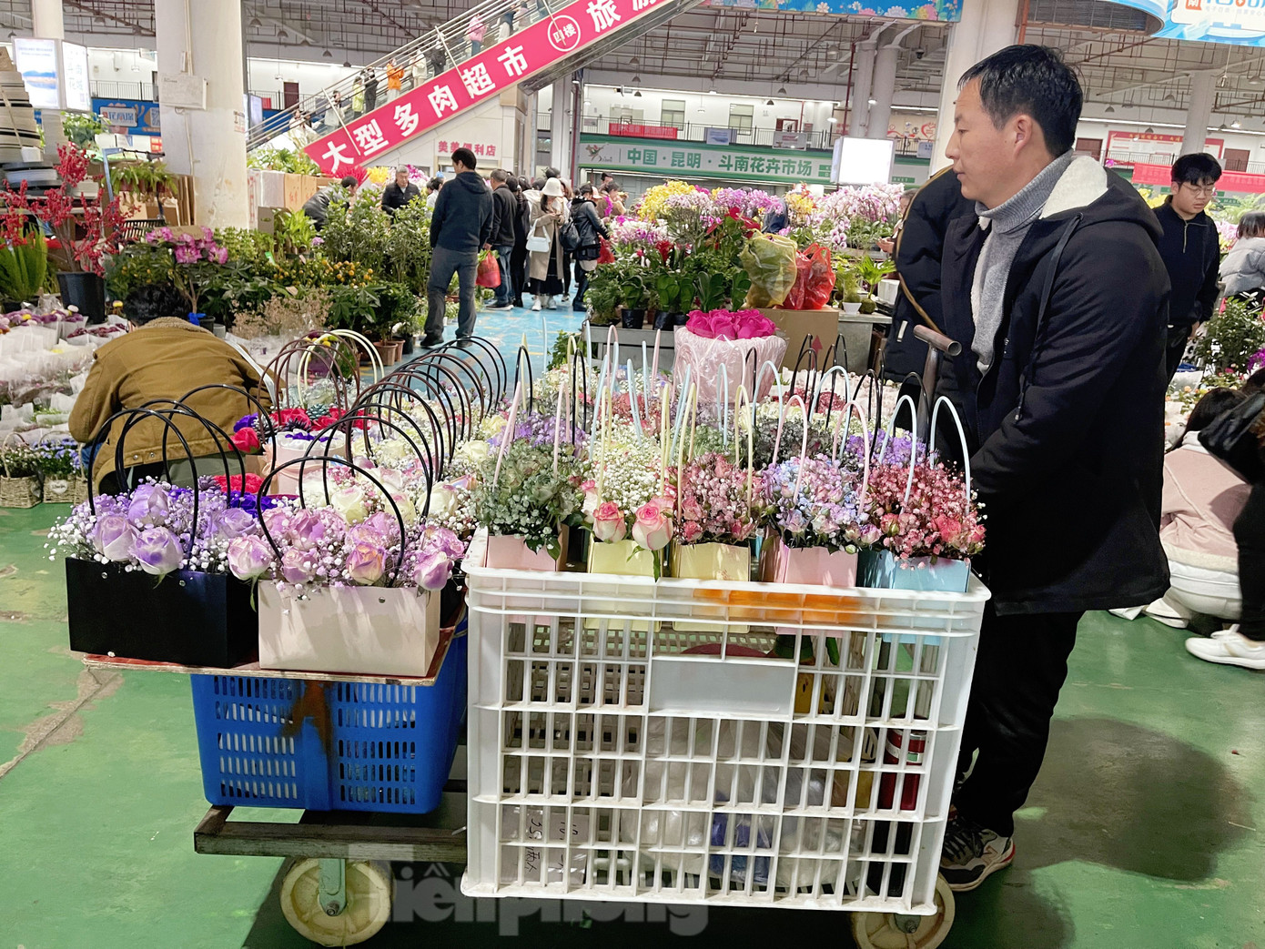 Cách quảng trường Kim Mã Bích Kê không xa là chợ hoa Đấu Nam, nơi được mệnh danh là chợ hoa lớn nhất Châu Á, nơi cung cấp đến 80% hoa tươi cho Trung Quốc và các quốc gia lân cận. (Ảnh: Lộc Liên).