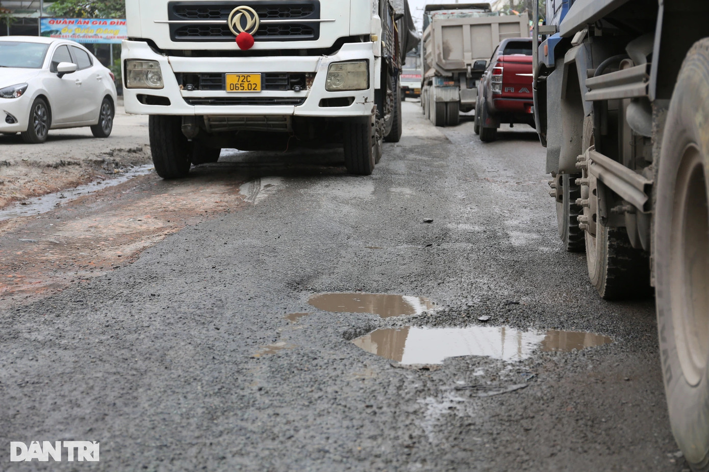 Đây là tuyến đường huyết mạch liên tỉnh nên mỗi ngày, có hàng nghìn lượt xe container, tải, ben và ô tô cá nhân, xe du lịch lưu thông qua lại. Những ngày mưa đường ngập nước lênh láng, ngày nắng bụi bay mù mịt.
