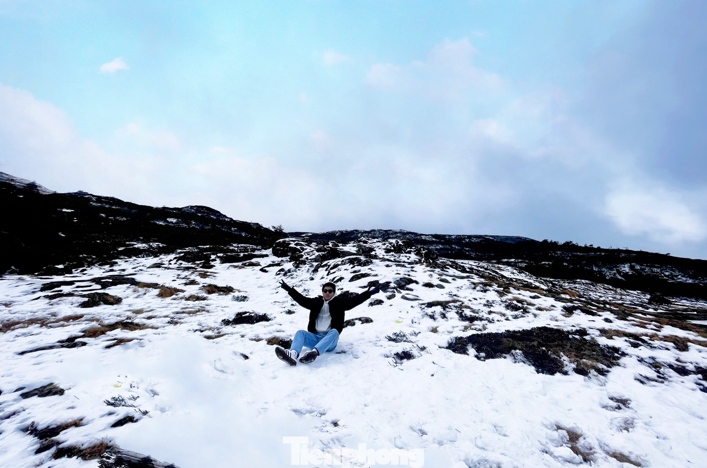 Trên đỉnh núi có hồ Thiên Đường vô cùng nổi tiếng, mùa hè nước trong xanh còn mùa đông thì đóng băng tạo nên cảnh sắc ấn tượng như trong các bức tranh thủy mặc. (Ảnh: Lộc Liên).