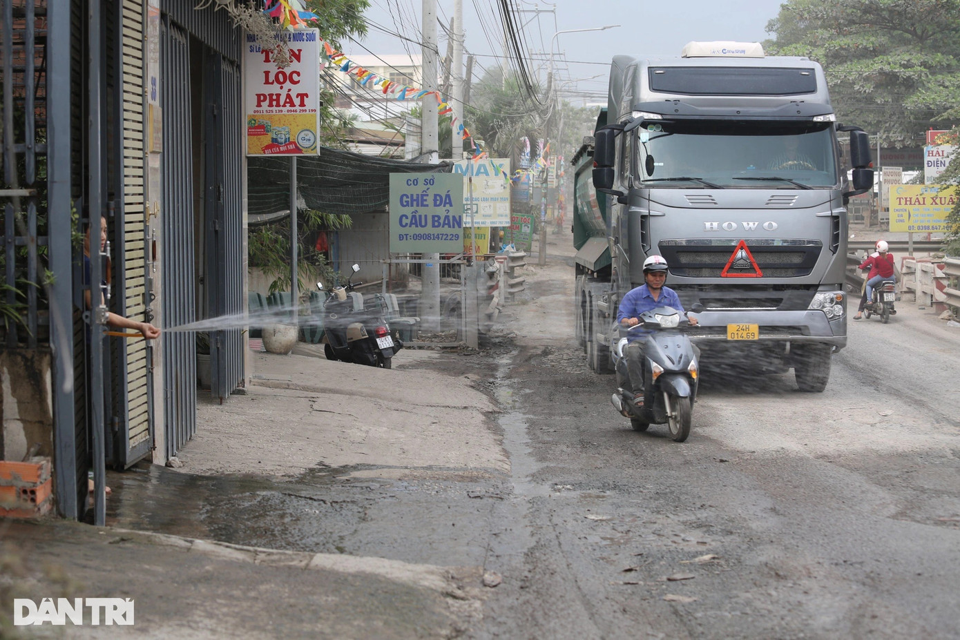 Tuyến đường khá hẹp, lại hư hỏng nặng nên nhiều xe máy của người dân phải len lỏi giữa dòng xe tải nguy hiểm. Đặc biệt là buổi tối, khi tầm nhìn hạn chế, rất nhiều xe máy bị té ngã. Người dân TP Biên Hòa và huyện Vĩnh Cửu rất mong cơ quan chức năng sớm chỉ đạo chủ đầu tư sửa chữa tuyến đường để người dân vui xuân, đón Tết Giáp Thìn an toàn.
