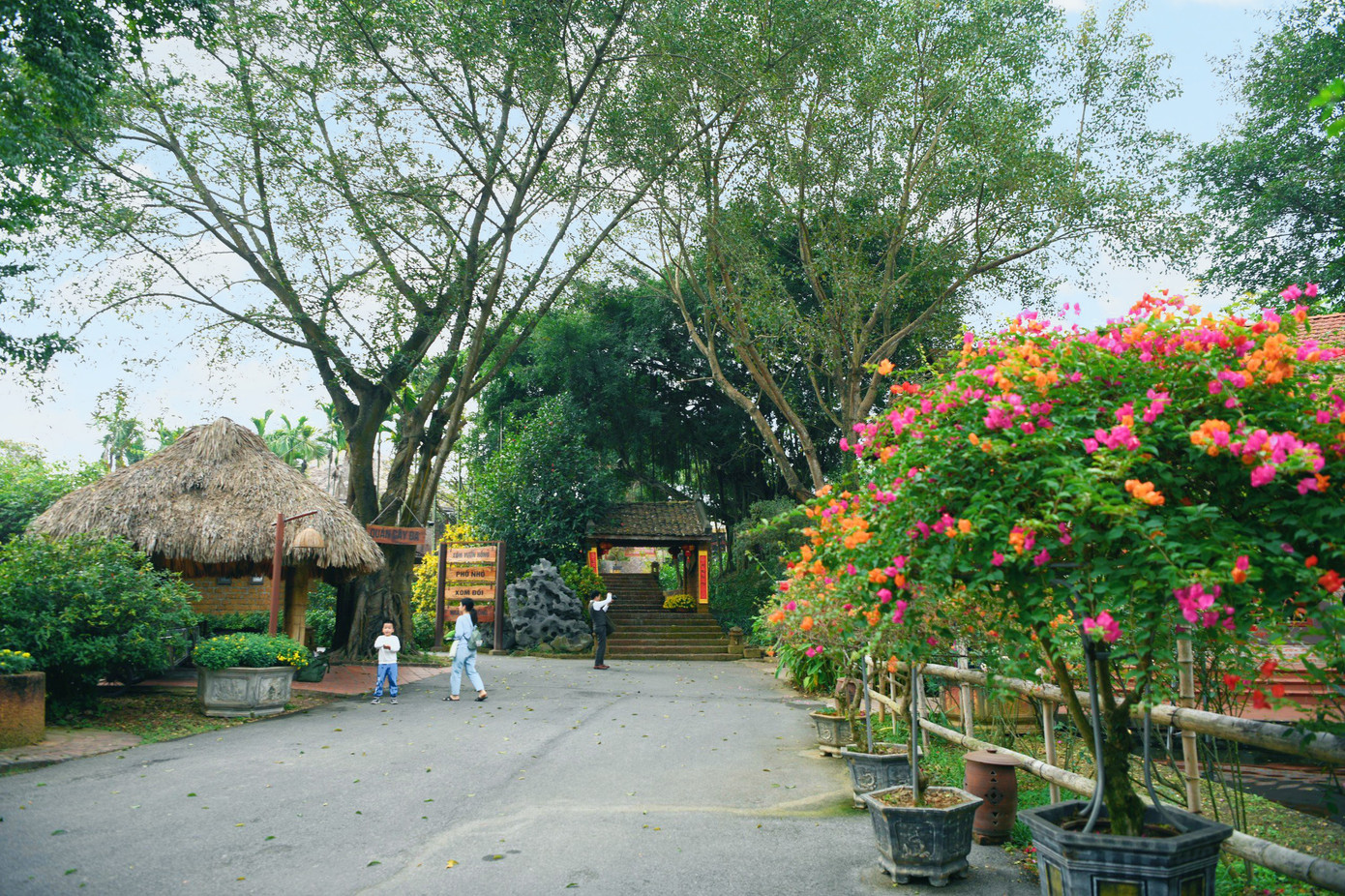 “Xứ Đoài mây trắng nhẹ trôi. Sông xanh màu núi, vàng tươi sắc đồng. Chuông chùa ngân ngợi thu không. Cổng làng lối cũ đá ong rêu mờ…”, đó là những câu thơ mà nhiều du khách thốt lên khi có dịp đến trải nghiệm tại Thảo Viên resort (Trung Sơn Trầm, Sơn Tây, Hà Nội).