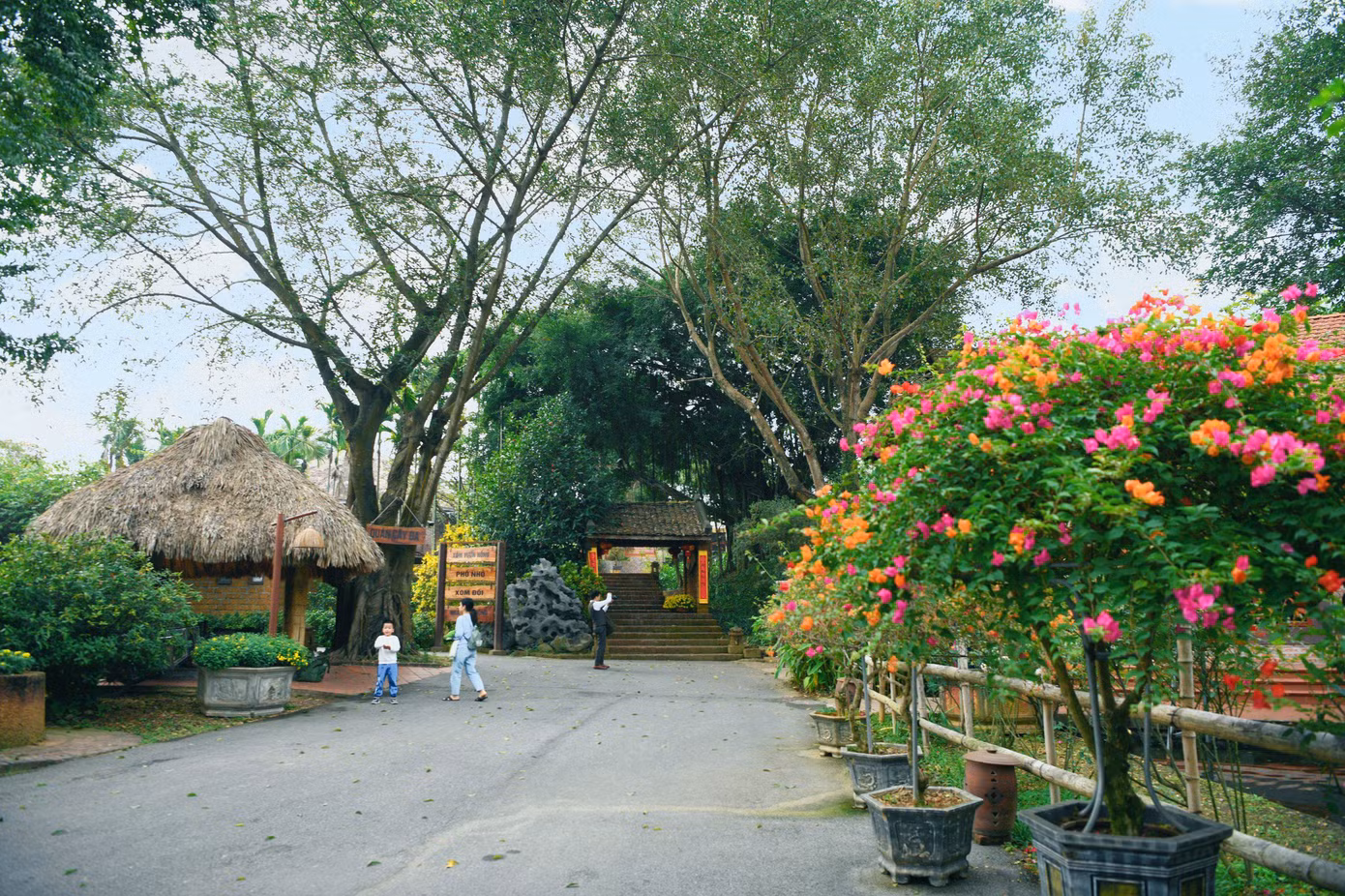 “Xứ Đoài mây trắng nhẹ trôi. Sông xanh màu núi, vàng tươi sắc đồng. Chuông chùa ngân ngợi thu không. Cổng làng lối cũ đá ong rêu mờ…”, đó là những câu thơ mà nhiều du khách thốt lên khi có dịp đến trải nghiệm tại Thảo Viên resort (Trung Sơn Trầm, Sơn Tây, Hà Nội).