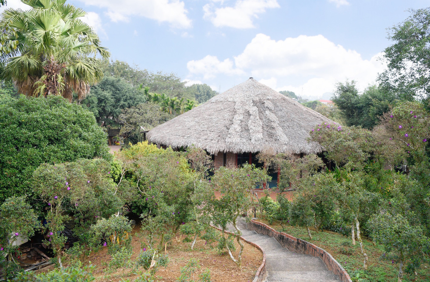 Từ Khu Xóm Nhỏ, Khu Xóm Đồi, Khu Xóm Nhà Nổi Trên Hồ, Khu Xóm Vườn Hồng và Khu Phố Nhỏ đều mang đến một không gian đậm nét xưa cũ. Mặc dù vậy, trong các phòng nghỉ đều có trang thiết bị hiện đại và tiện nghi đẳng cấp 5 sao để du khách có thể thoải mái xả stress sau những ngày làm việc mệt mỏi.