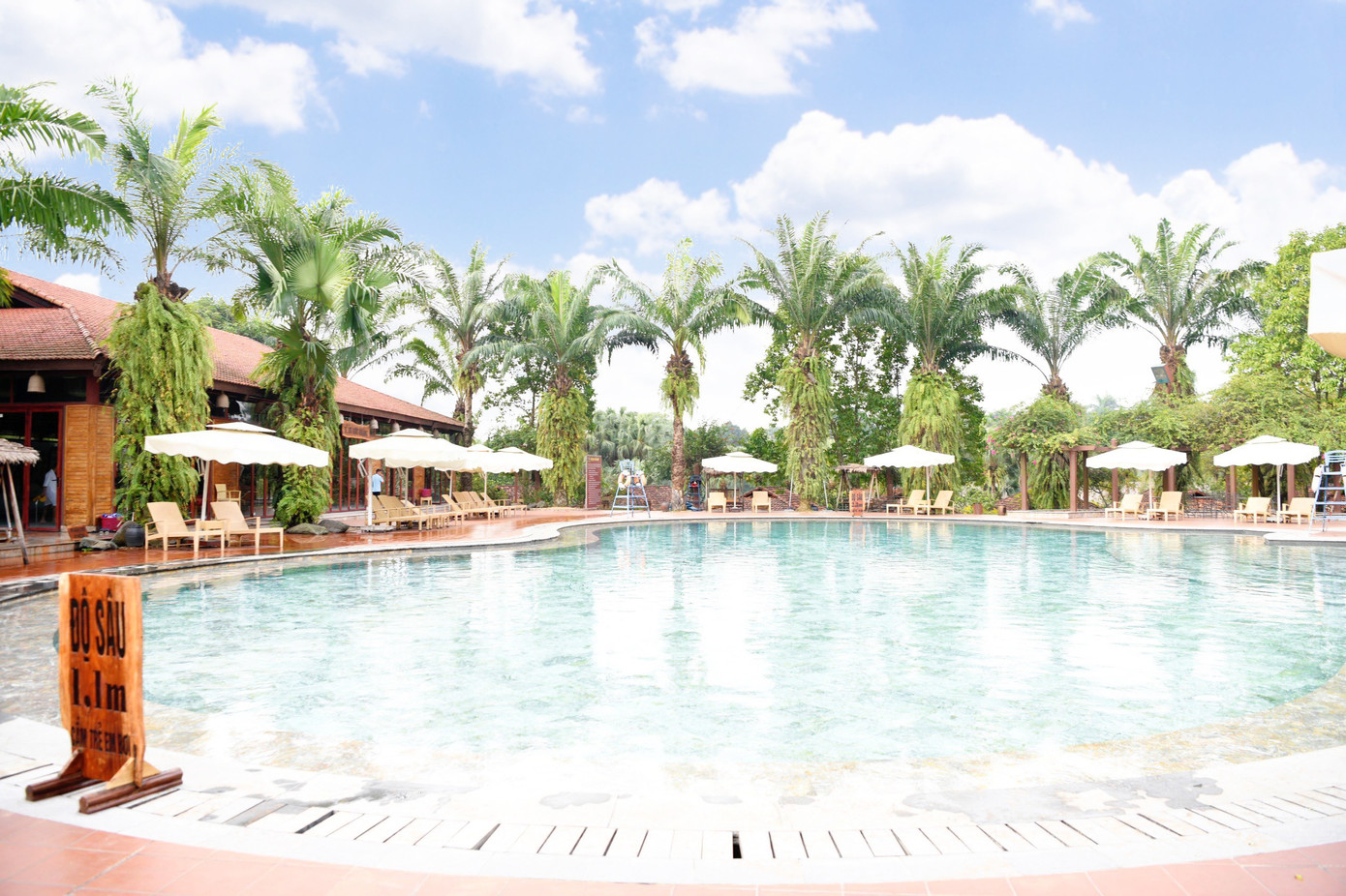 Đến Thảo Viên resort, du khách còn có cơ hội trải nghiệm hệ thống bể bơi hiện đại (Bể bơi ngoài trời, Bể bơi tắm khoáng bốn mùa trong nhà, Hệ thống bể sục thảo dược, sữa tươi…) để tái tạo năng lượng.