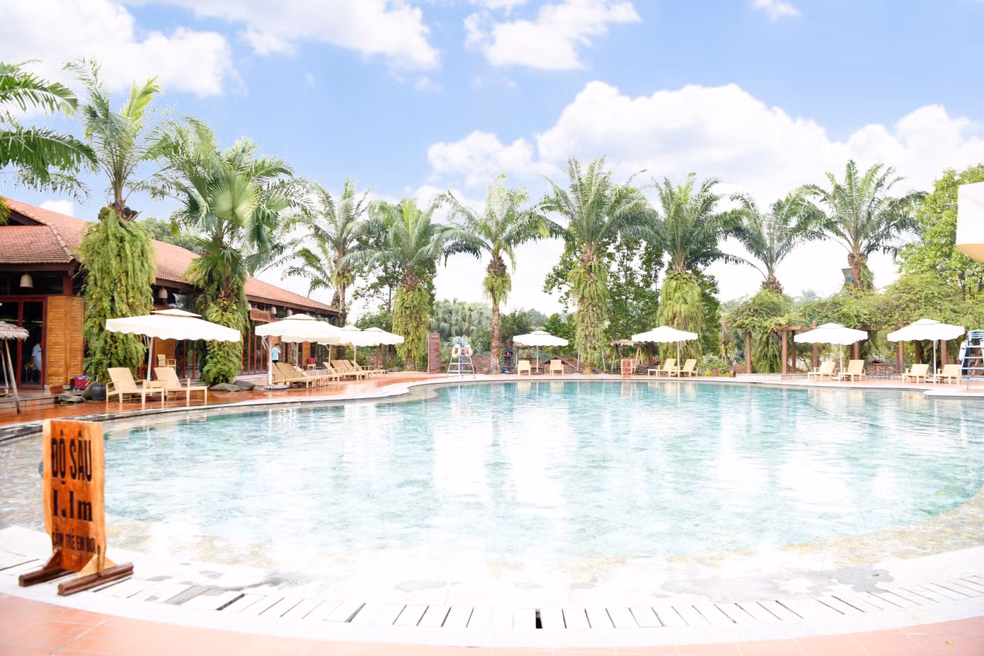Đến Thảo Viên resort, du khách còn có cơ hội trải nghiệm hệ thống bể bơi hiện đại (Bể bơi ngoài trời, Bể bơi tắm khoáng bốn mùa trong nhà, Hệ thống bể sục thảo dược, sữa tươi…) để tái tạo năng lượng.
