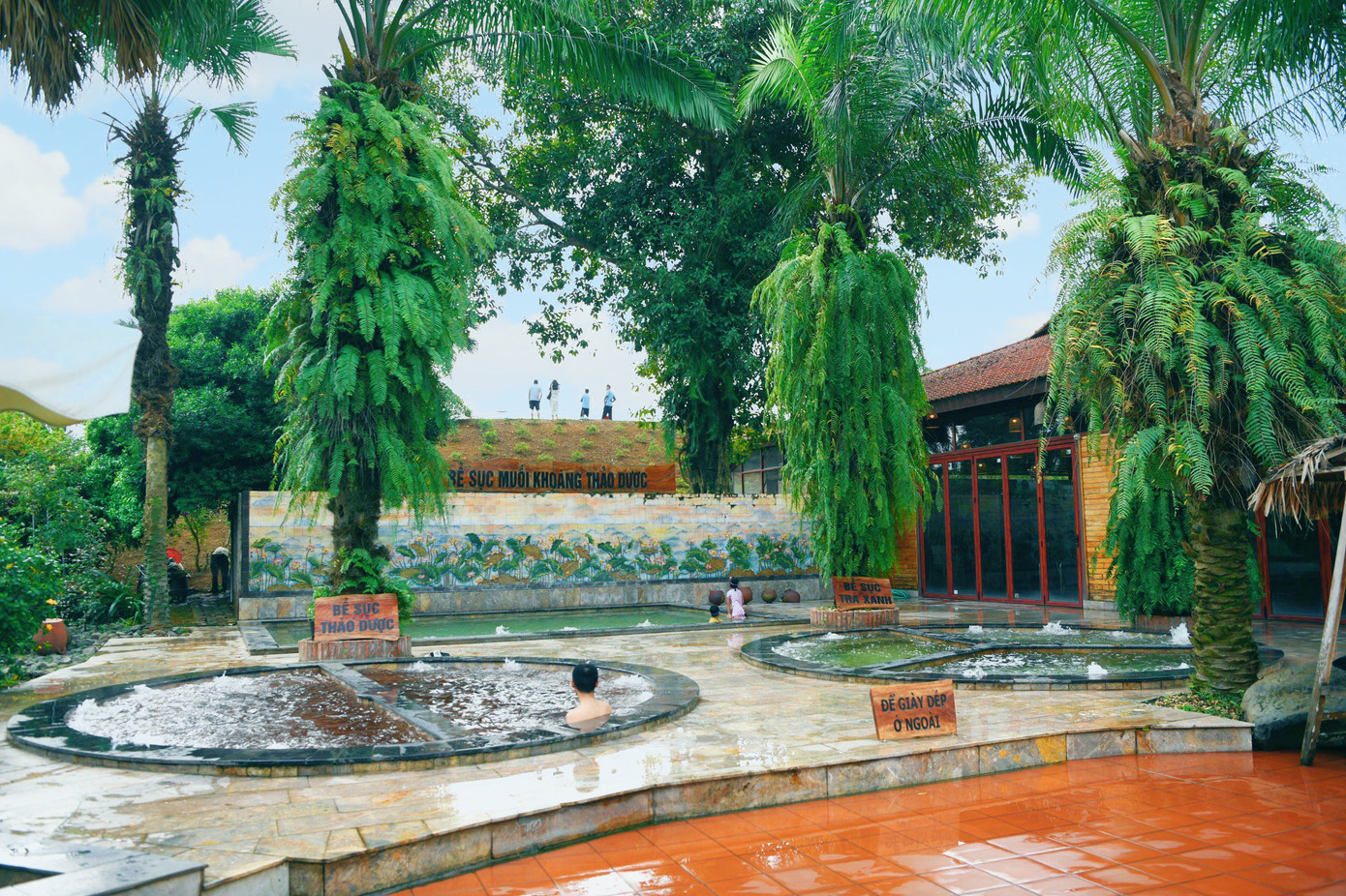 Ngoài ra, Thảo Viên resort còn trang bị hệ thống xông hơi khô với công nghệ đá nóng Nhật Bản và tinh dầu bốn mùa và ngâm chân thảo dược… với công nghệ lọc nước khép kín Tây Ban Nha.