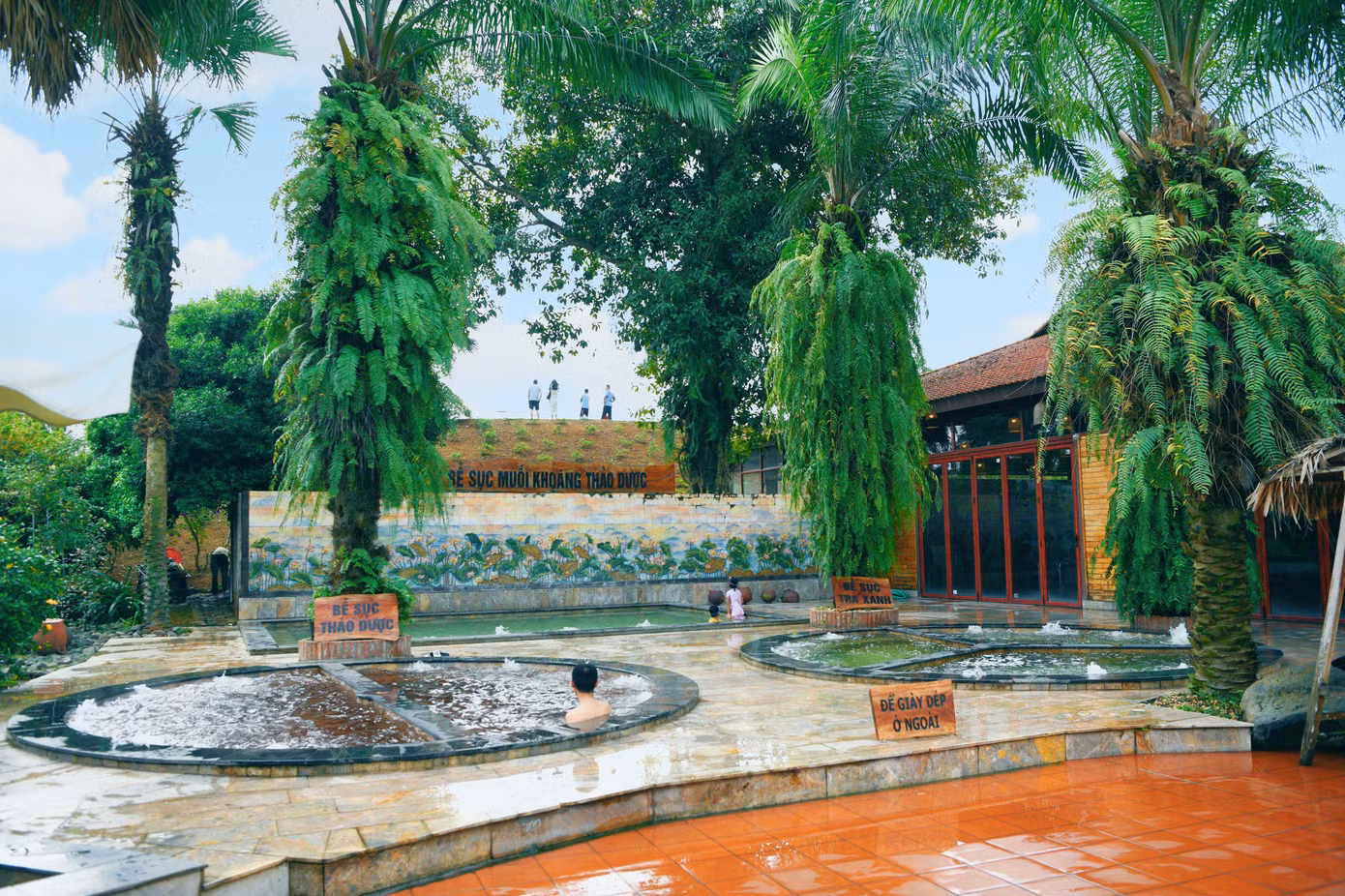 Ngoài ra, Thảo Viên resort còn trang bị hệ thống xông hơi khô với công nghệ đá nóng Nhật Bản và tinh dầu bốn mùa và ngâm chân thảo dược… với công nghệ lọc nước khép kín Tây Ban Nha.