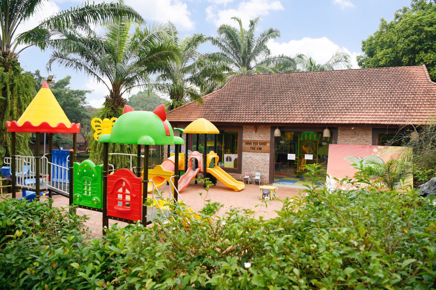 Thảo Viên resort cũng là nơi giúp con trẻ của các gia đình có cơ hội gần gũi hơn với thiên nhiên, được trải nghiệm về cuộc sống miền quê thông qua các lớp học kỹ năng sống như: trồng rau, chèo thuyền, tập làm nông dân....