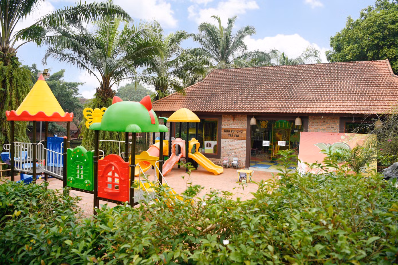 Thảo Viên resort cũng là nơi giúp con trẻ của các gia đình có cơ hội gần gũi hơn với thiên nhiên, được trải nghiệm về cuộc sống miền quê thông qua các lớp học kỹ năng sống như: trồng rau, chèo thuyền, tập làm nông dân....