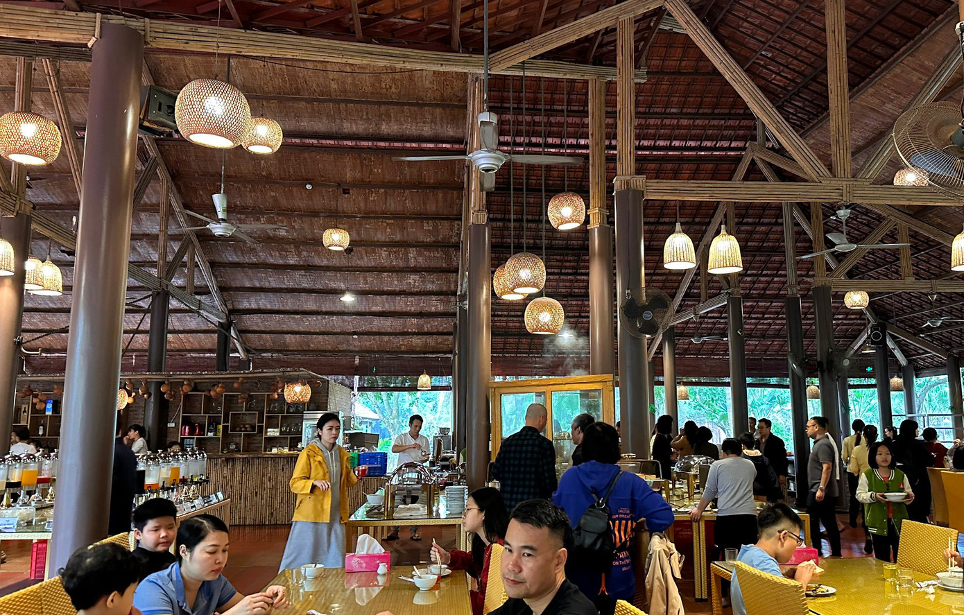 Khu vực ẩm thực tại Thảo Viên resort cũng khiến nhiều du khách không khỏi thích thú bởi khuôn viên rộng rãi và thoáng mát, thực đơn là nguồn đặc sản vùng miền đa dạng và phong phú…