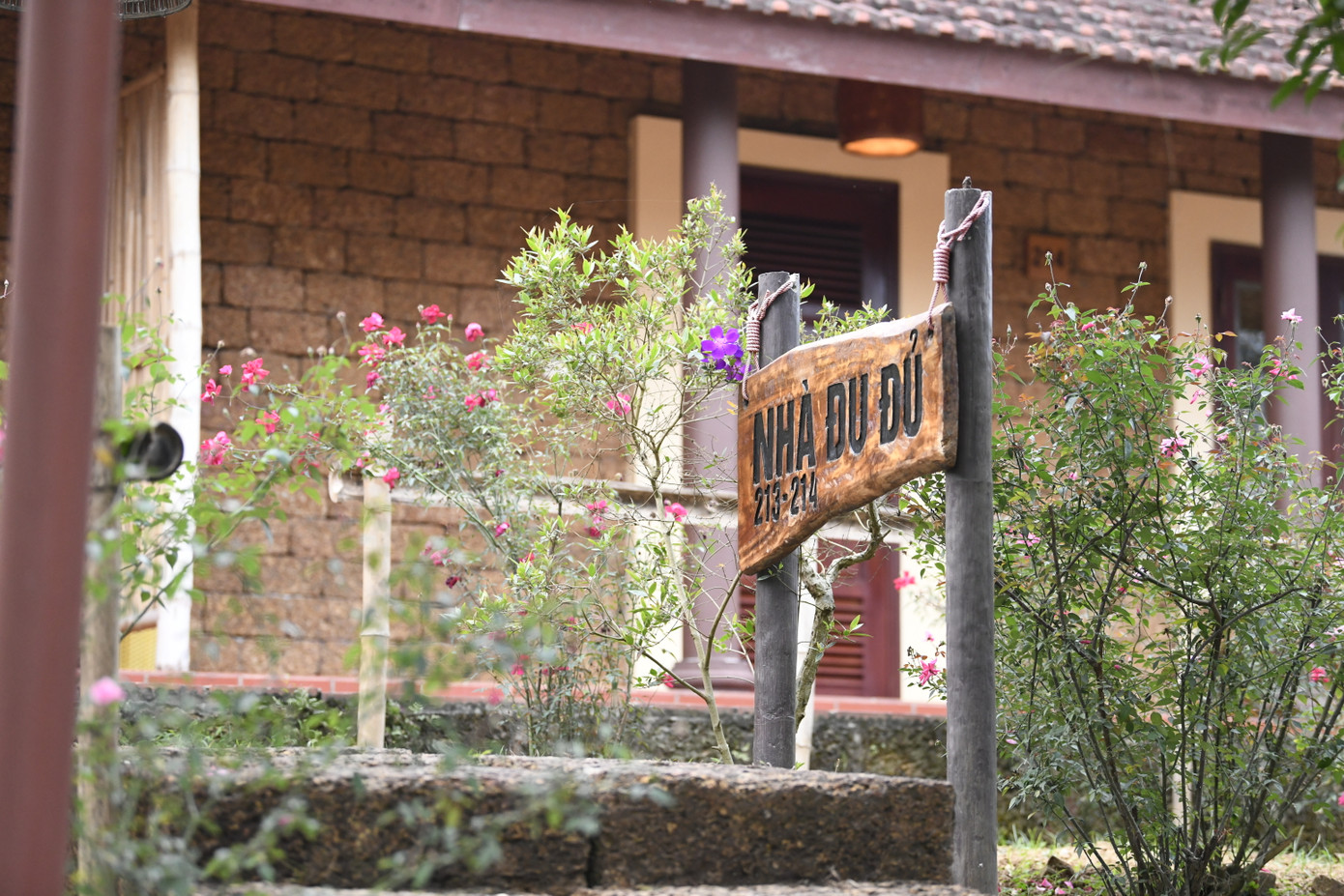 Điểm ấn tượng trong kiến trúc của Thảo Viên resort là các phòng nghỉ được thiết kế theo phong cách tái hiện lại nếp nhà của người dân xứ Đoài xưa khi sử dụng gỗ, đá ong và ngói làm vật liệu chính để xây dựng và bố trí không gian.