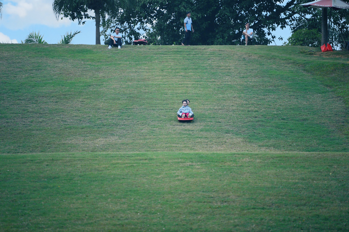 Bên cạnh đó, Thảo Viên resort còn là tổ hợp vui chơi với khu trượt cỏ lớn nhất miền Bắc, hệ thống các dịch vụ vui chơi dân gian và hiện đại.