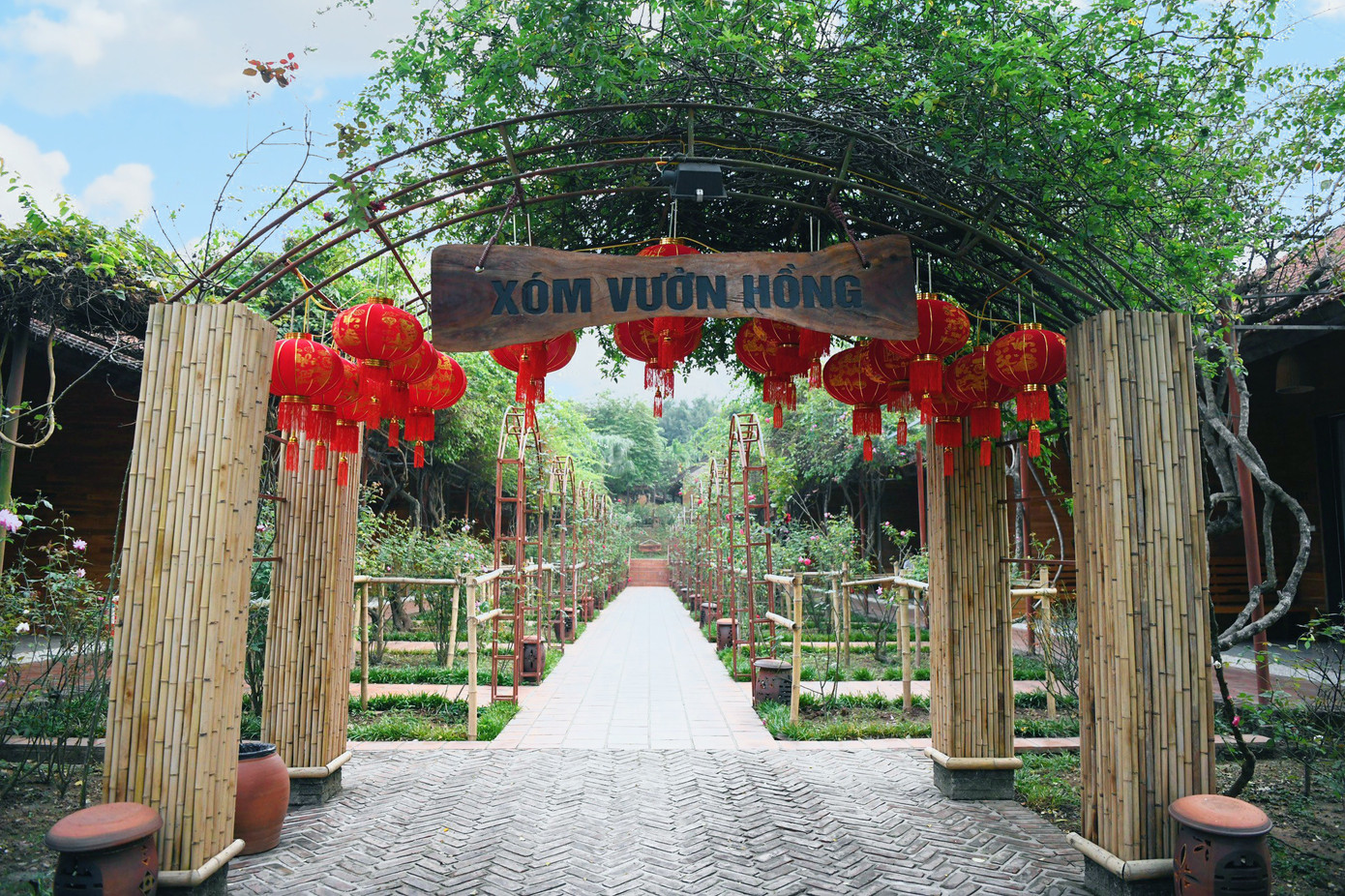 Từ Khu Xóm Nhỏ, Khu Xóm Đồi, Khu Xóm Nhà Nổi Trên Hồ, Khu Xóm Vườn Hồng và Khu Phố Nhỏ đều mang đến một không gian đậm nét xưa cũ. Mặc dù vậy, trong các phòng nghỉ đều có trang thiết bị hiện đại và tiện nghi đẳng cấp 5 sao để du khách có thể thoải mái xả stress sau những ngày làm việc mệt mỏi.