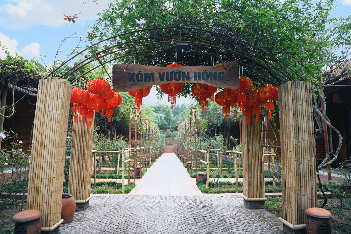 Từ Khu Xóm Nhỏ, Khu Xóm Đồi, Khu Xóm Nhà Nổi Trên Hồ, Khu Xóm Vườn Hồng và Khu Phố Nhỏ đều mang đến một không gian đậm nét xưa cũ. Mặc dù vậy, trong các phòng nghỉ đều có trang thiết bị hiện đại và tiện nghi đẳng cấp 5 sao để du khách có thể thoải mái xả stress sau những ngày làm việc mệt mỏi.