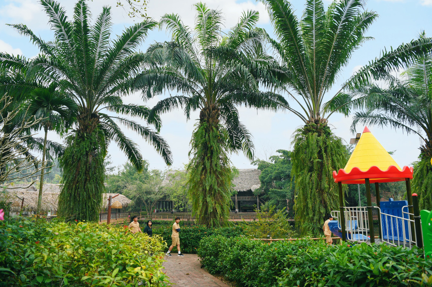 Nhiều du khách đánh giá, Thảo Viên resort là điểm đến hấp dẫn cho ngày cuối tuần gần Hà Nội, nơi lý tưởng để sum vầy, vui vẻ bên gia đình, bạn bè và tổ chức những cuộc hội thảo, hội nghị quan trọng với đối tác trong một không gian vừa sang trọng vừa gần gũi với thiên nhiên, cùng phong cách phục vụ nhiệt tình, chu đáo và hệ thống cơ sở vật chất hiện đại tiện nghi của khu nghỉ dưỡng mang đẳng cấp quốc tế…