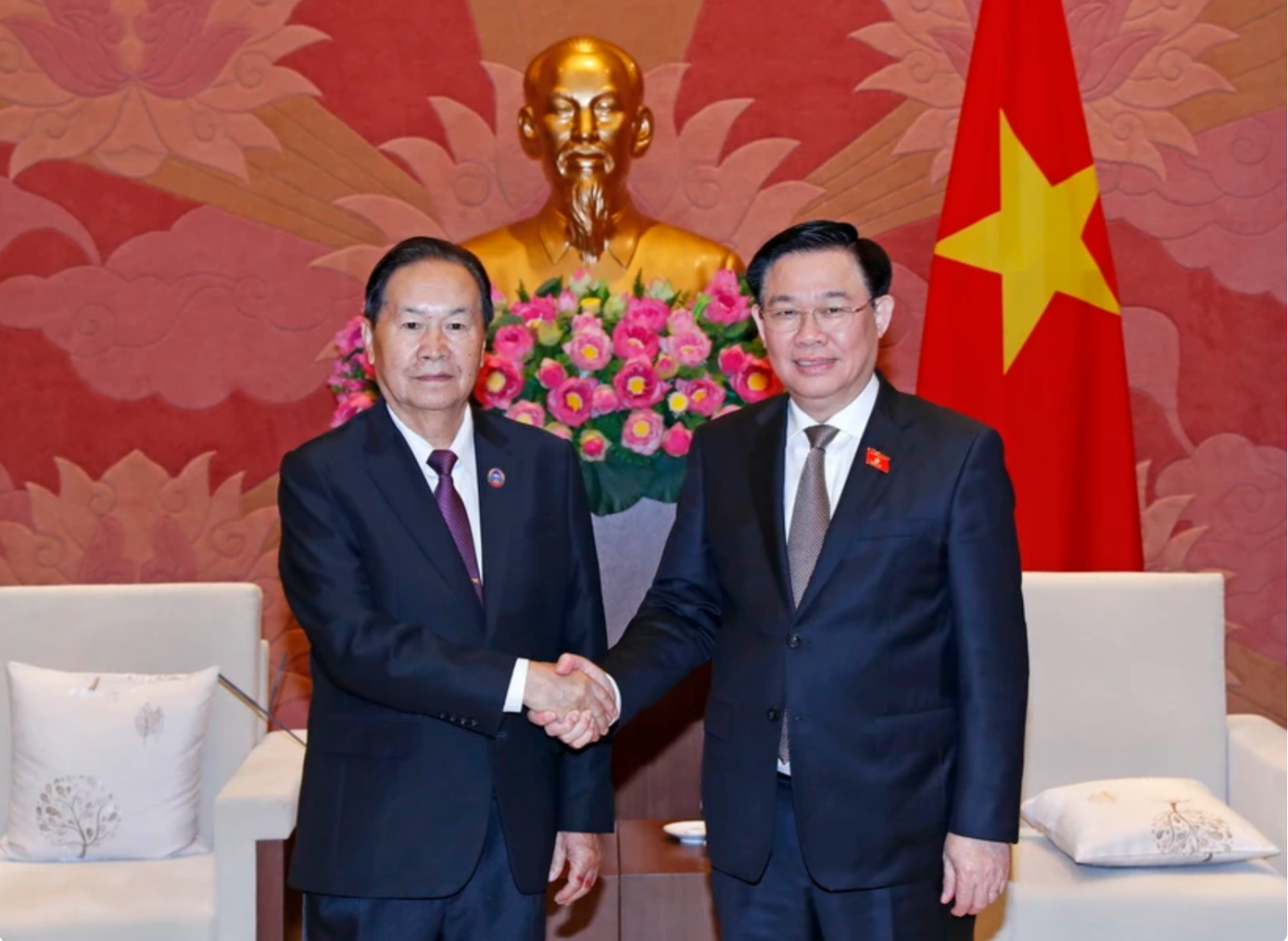 Chủ tịch Quốc hội Vương Đình Huệ tiếp Phó Chủ tịch Quốc hội Lào Chaleun Yiapaoher. (Ảnh: Nhan Sáng/TTXVN)