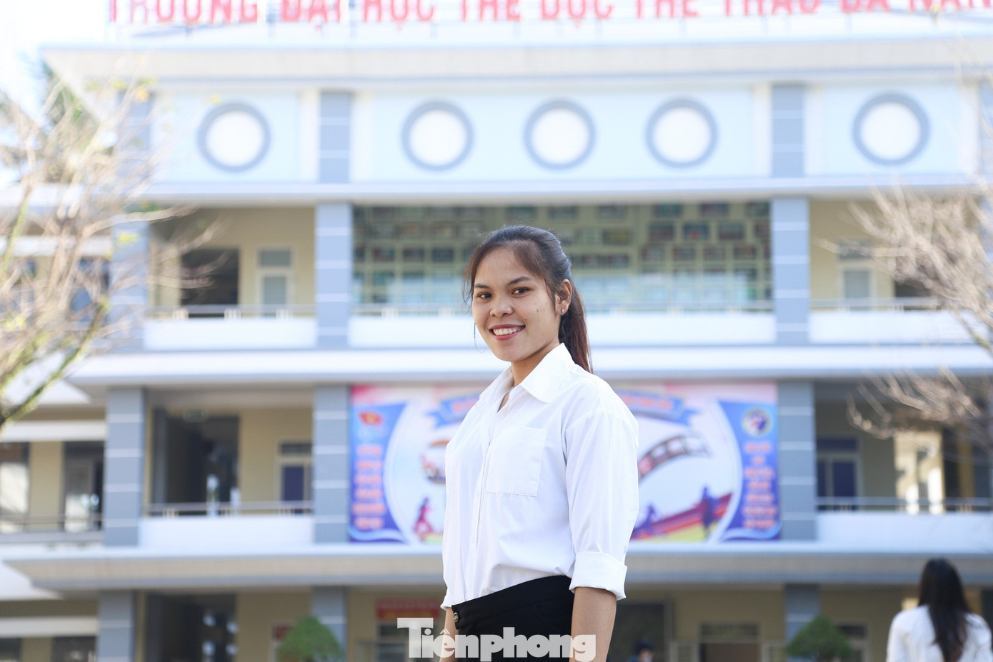 Hồ Thị Ly (dân tộc Bru – Vân Kiều, SV ĐH Thể dục Thể thao Đà Nẵng, Học bổng Nâng bước thủ khoa năm 2021) bày tỏ, học bổng của báo Tiền Phong như một luồng gió mới, nâng cánh ước mơ của các bạn dân tộc thiểu số như em.