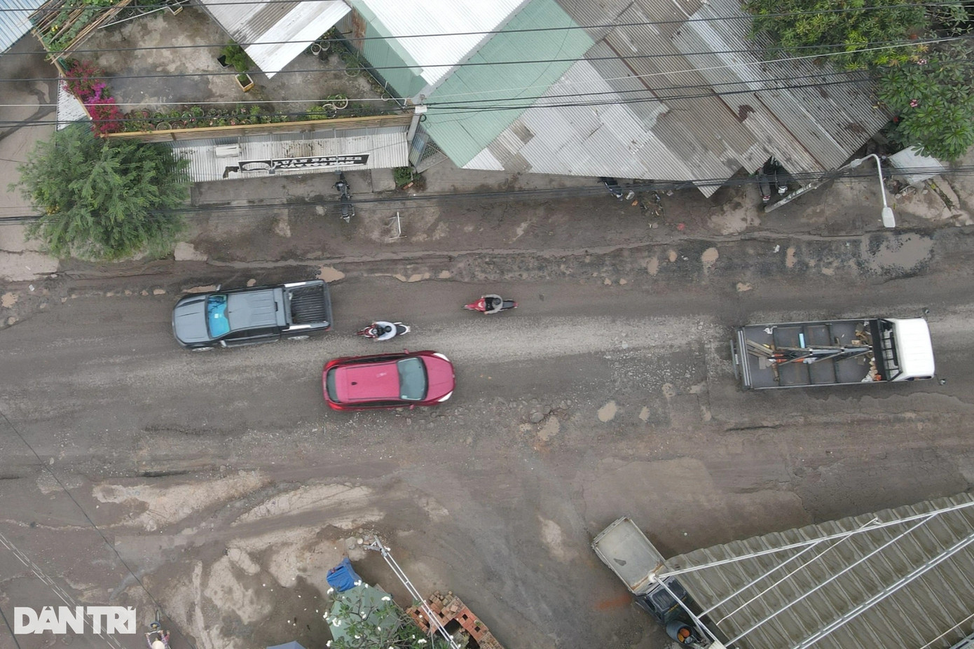 Đường xuống cấp nặng trong thời gian dài, mặt đường bong tróc, chi chít ổ gà, ổ voi nhưng đơn vị quản lý, chủ đầu tư BOT chậm sửa chữa khiến việc đi lại của người dân gặp nhiều khó khăn, nguy hiểm.