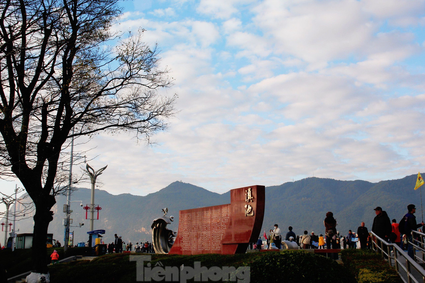 Bà Quý Hoa (56 tuổi, ở Vân Nam, Trung Quốc) cho biết, đã tới Côn Minh thì không thể bỏ qua hồ Điền Trì (Dian Chi) hay còn gọi là hồ Côn Minh. Đây là hồ nước ngọt lớn nhất của tỉnh Vân Nam, được mệnh danh là &quot;Viên minh châu của cao nguyên&quot;. (Ảnh: Lộc Liên).