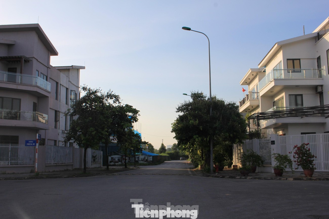 Nhiều biệt thự đơn lập, lô góc bỏ hoang và xuống cấp tại Hà Nội vẫn được rao bán với giá cả triệu đô. (Ảnh: Lập Đông)