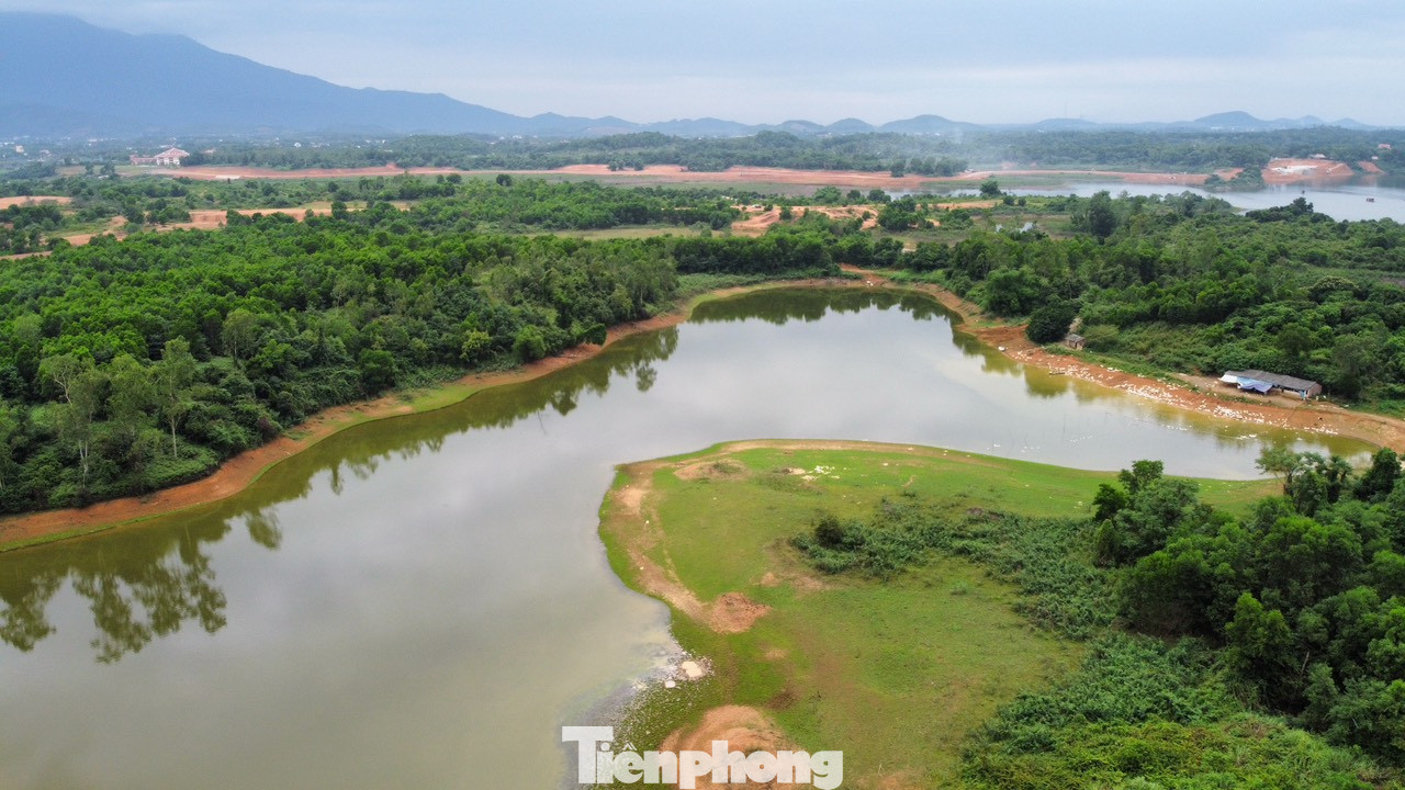 Một phần hồ Đồng Mô (Thị xã Sơn Tây, Hà Nội) nhìn từ trên cao. (Ảnh: Lập Đông)