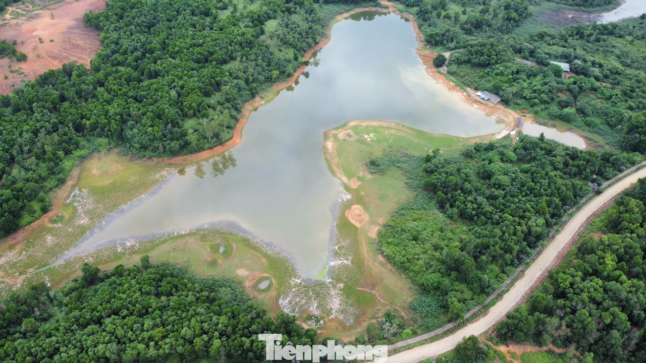 Một phần hồ Đồng Mô (Thị xã Sơn Tây, Hà Nội) nhìn từ trên cao. (Ảnh: Lập Đông)