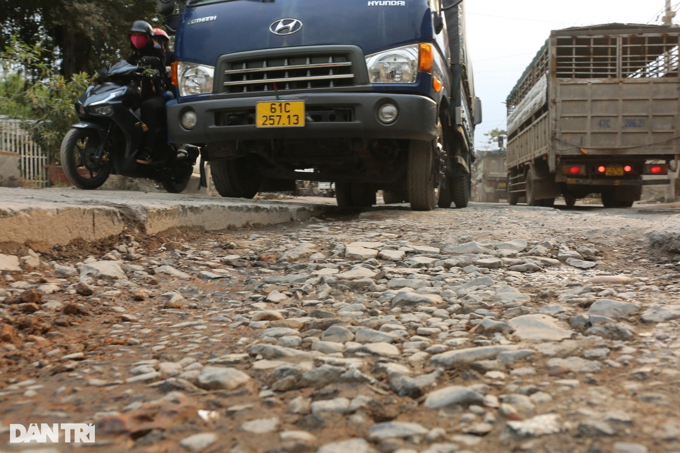 Nhiều tháng qua, đường BOT Hoàng Văn Bổn - Thiện Tân (đường Nhà máy nước Thiện Tân) kết nối khu vực Bắc Tân Uyên (Bình Dương) với quốc lộ 1A (TP Biên Hòa, Đồng Nai) tan nát, xuống cấp nặng khiến người dân, tài xế bức xúc.