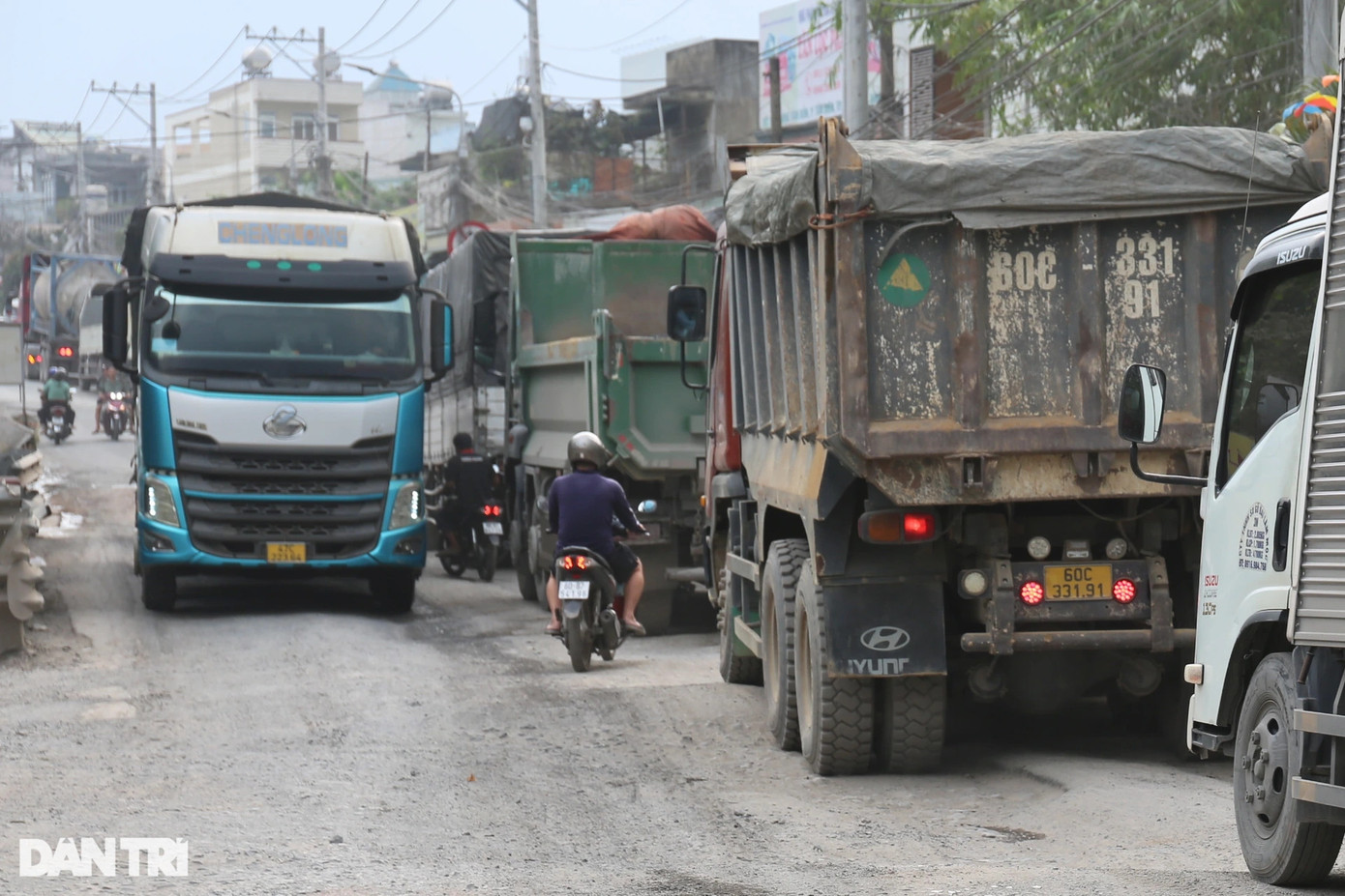 Chiều rộng đường chỉ đủ cho hai làn ô tô chạy song song. Vì vậy, xe máy phải len lỏi giữa dòng xe trọng tải lớn rất nguy hiểm.