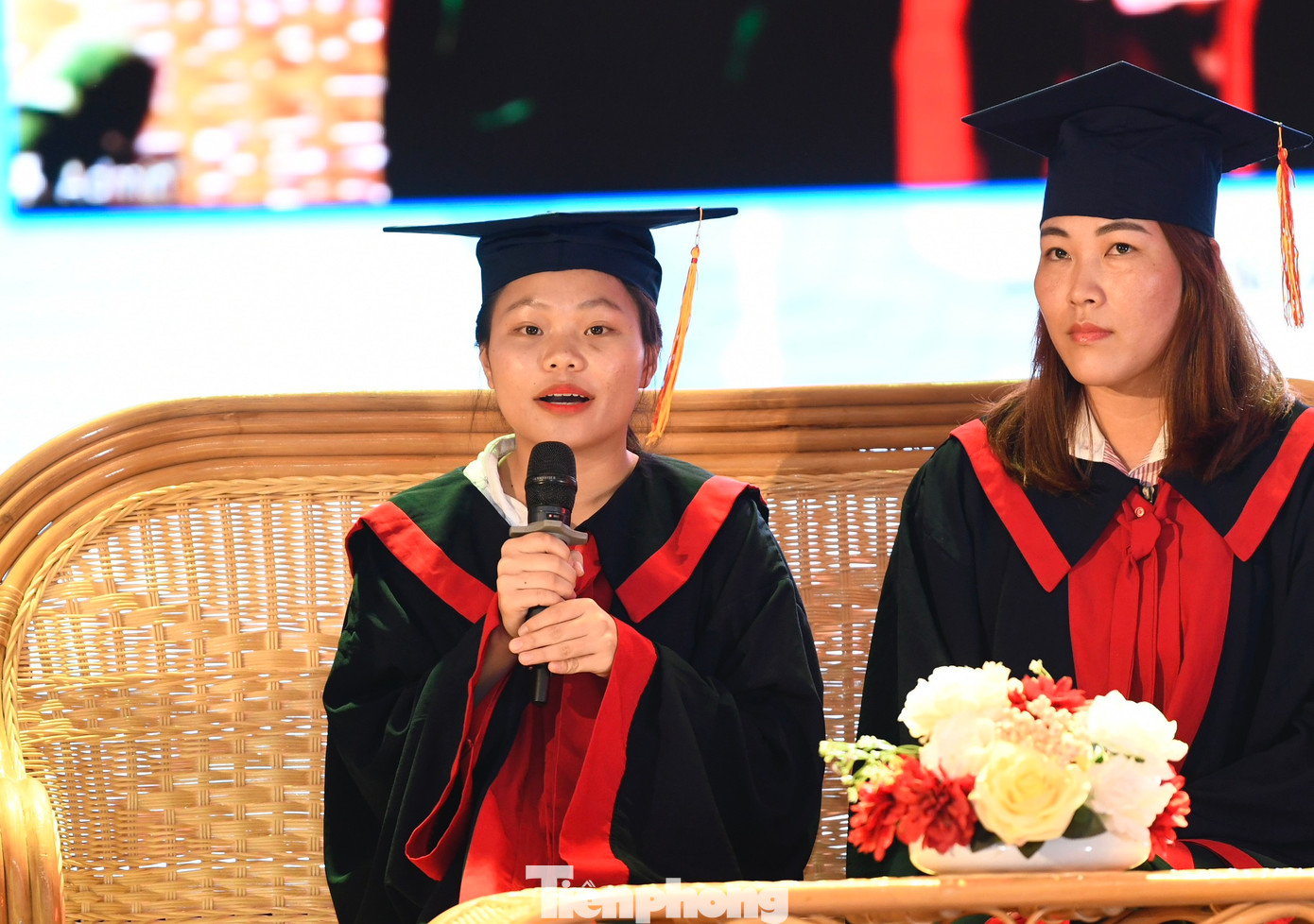 Nguyễn Thị Hậu khiến nhiều sinh viên rưng rưng xúc động khi chia sẻ về hoàn cảnh khó khăn và nỗ lực vươn lên trong học tập của mình.