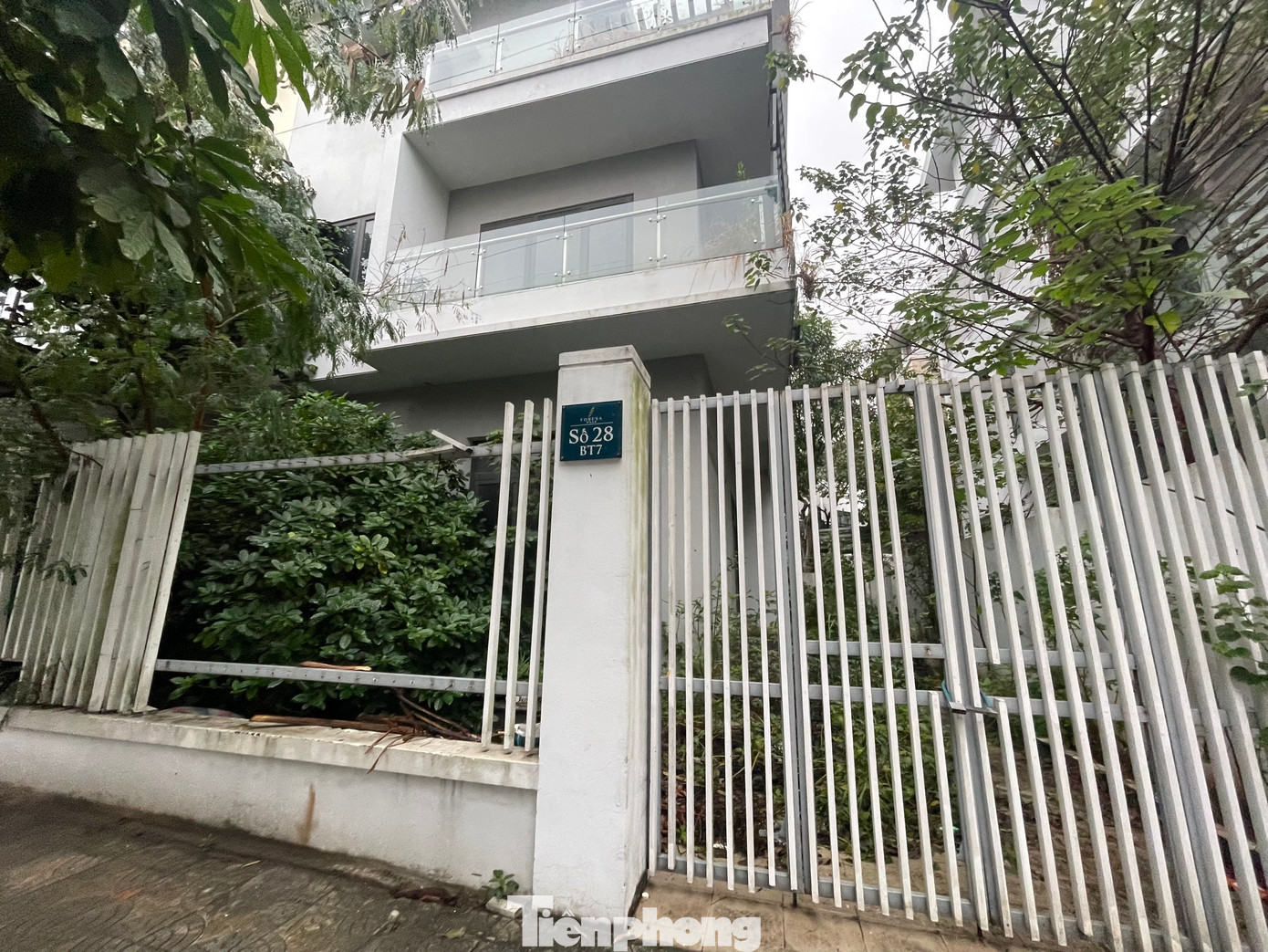 Nhiều biệt thự đơn lập, lô góc bỏ hoang và xuống cấp tại Hà Nội vẫn được rao bán với giá cả triệu đô. (Ảnh: Lập Đông)