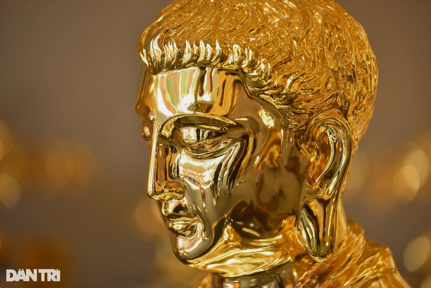 Bên cạnh gốc cây bồ đề mạ vàng là tượng Đức Phật Bổn Sư Thích Ca cao hơn 1m, nặng 200kg được làm cùng chất liệu. Bên cạnh gốc cây bồ đề mạ vàng là tượng Đức Phật Bổn Sư Thích Ca cao hơn 1m, nặng 200kg được làm cùng chất liệu.