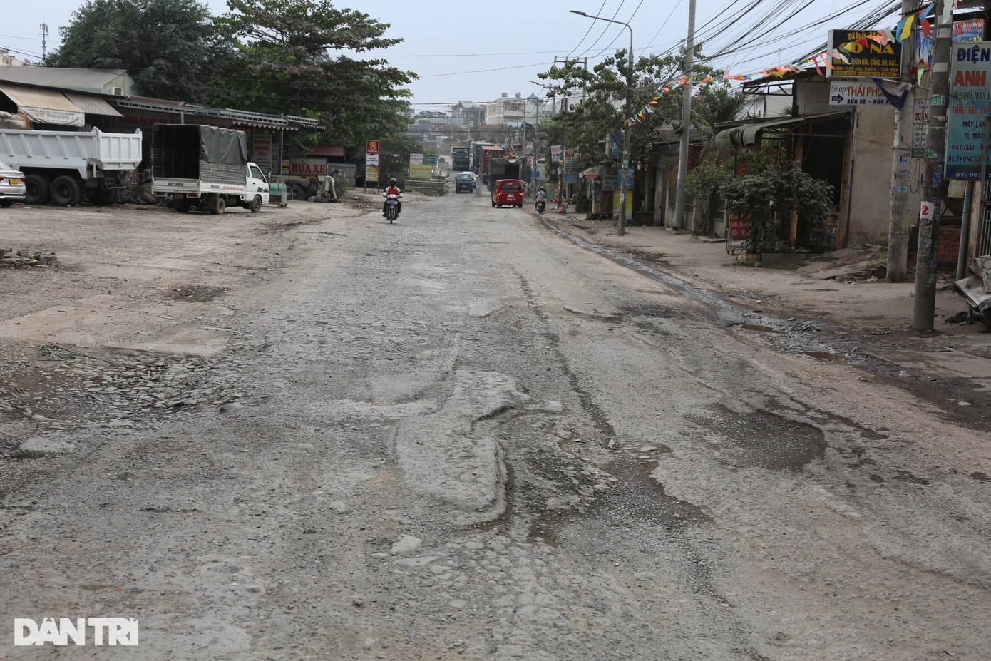 Theo ông Lê Văn Khánh (người dân phường Tân Biên, TP Biên Hòa), đường này bắt đầu hư hỏng, xuống cấp từ tháng 7/2023. Dù người dân nhiều lần phản ánh lên cơ quan chức năng nhưng đến nay vẫn chưa sửa chữa.