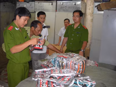 Công an Hà Nội bắt giữ hàng lậu. Ảnh: ANTĐ. Công an Hà Nội bắt giữ hàng lậu. Ảnh: ANTĐ.