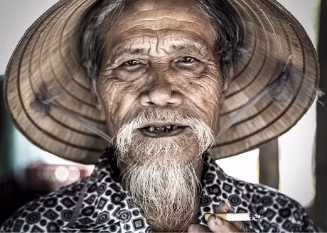 Cựu chiến binh – Tác giả người Mexico Sergio Díaz Fernández chụp tại Huế. Người đàn ông này từng là cựu chiến binh, hiện giờ ông bán vé số dạo. Trong cuộc trò chuyện bằng cử chỉ giữa Fernández và ông cụ, (Kỳ lạ thay) họ vẫn hiểu được ý nhau