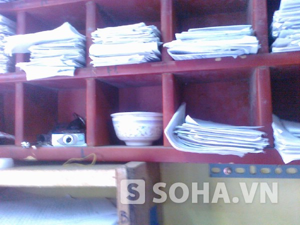 Ngăn tủ đựng phao thi theo từng loại ở một cửa hàng photo sau cổng ký túc xá ĐH Văn hóa