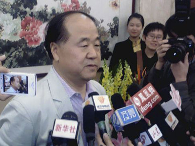 Mạc Ngôn trả lời báo chí ở Cao Mật tối 11-10. Ảnh: Reuters