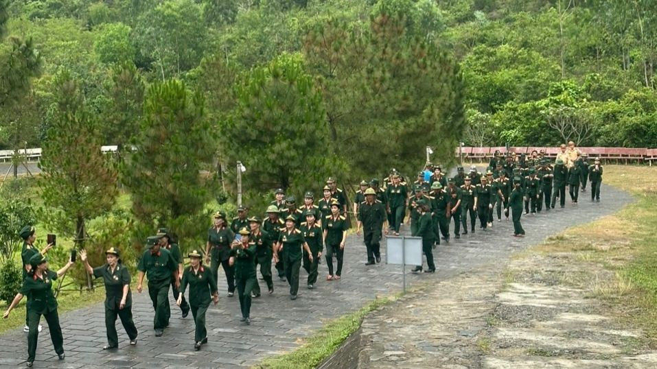 Dòng người đổ về khu mộ Đại tướng Võ Nguyên Giáp trong ngày kỷ niệm Chiến thắng Điện Biên Phủ