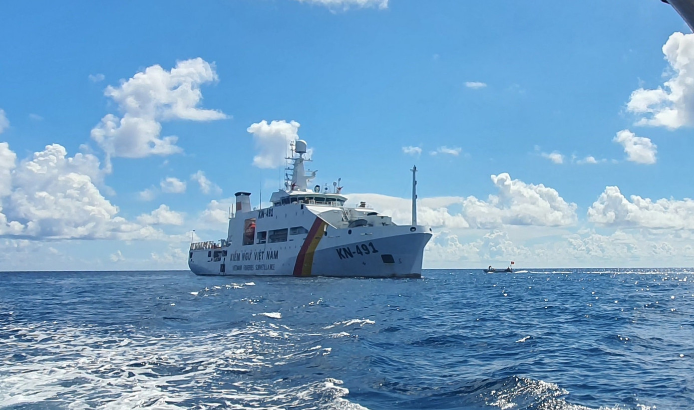 Tàu Kiểm ngư 491 đã hoàn thành xuất sắc hải trình hơn 1000 hải lý đưa đoàn công tác ra thăm, làm việc tại Trường Sa, Nhà giàn DK 1/7. Tàu Kiểm ngư 491 đã hoàn thành xuất sắc hải trình hơn 1000 hải lý đưa đoàn công tác ra thăm, làm việc tại Trường Sa, Nhà giàn DK 1/7.