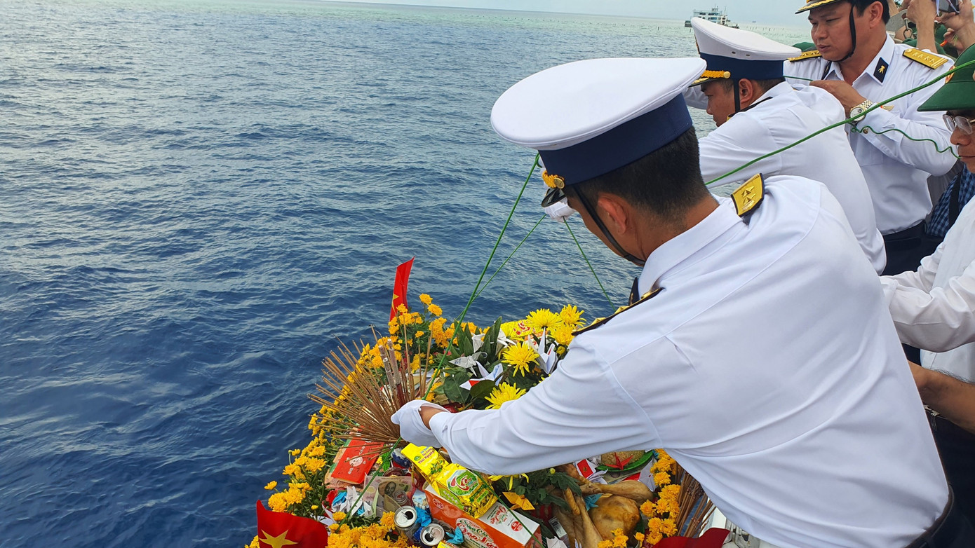 Đoàn công tác làm Lễ tưởng niệm các Anh hùng liệt sỹ hy sinh vì sự nghiệp bảo vệ chủ quyền biển đảo của Tổ quốc. Đoàn công tác làm Lễ tưởng niệm các Anh hùng liệt sỹ hy sinh vì sự nghiệp bảo vệ chủ quyền biển đảo của Tổ quốc.