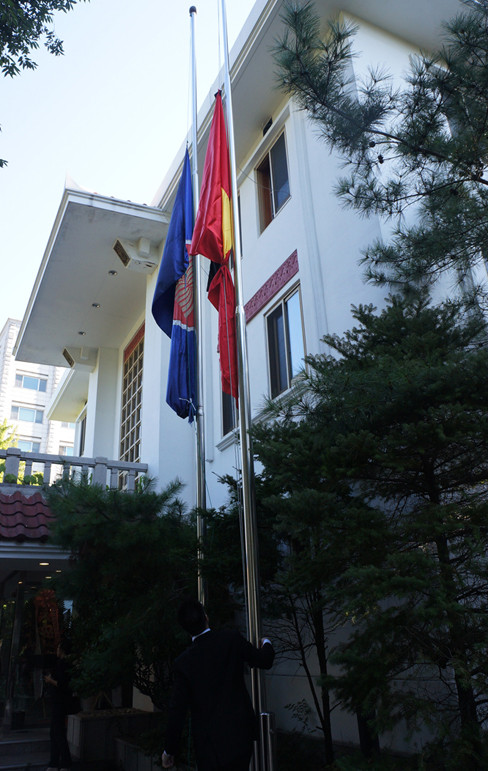 Treo cờ rủ tại Đại sứ quán Việt Nam ở Hàn Quốc. Ảnh: T.Đ