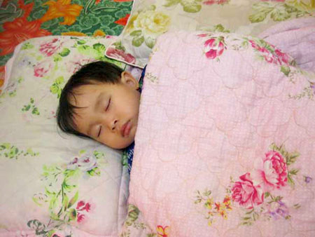 Cháu Lường Thị Khánh Linh trong giấc ngủ sau khi thoát khỏi "lưỡi hái tử thần". Ảnh: SGTT Cháu Lường Thị Khánh Linh trong giấc ngủ sau khi thoát khỏi