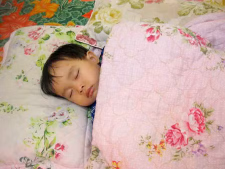 Cháu Lường Thị Khánh Linh trong giấc ngủ sau khi thoát khỏi
