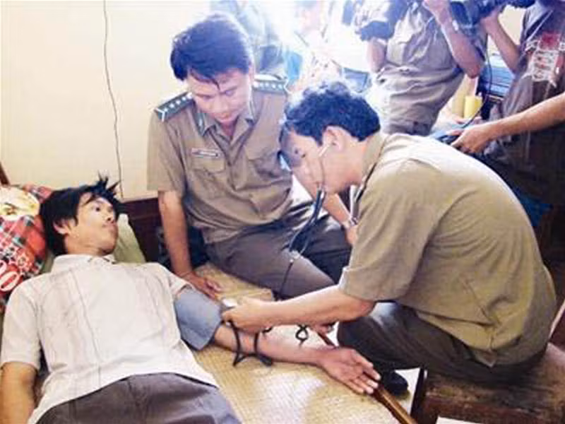 Kiểm tra sức khỏe cho ngư dân Trung Quốc Ngô Phủ Lý - được ngư dân đảo Lý Sơn cứu trong cơn bão xảy ra tháng 4-2008 - Ảnh: Văn Chương
