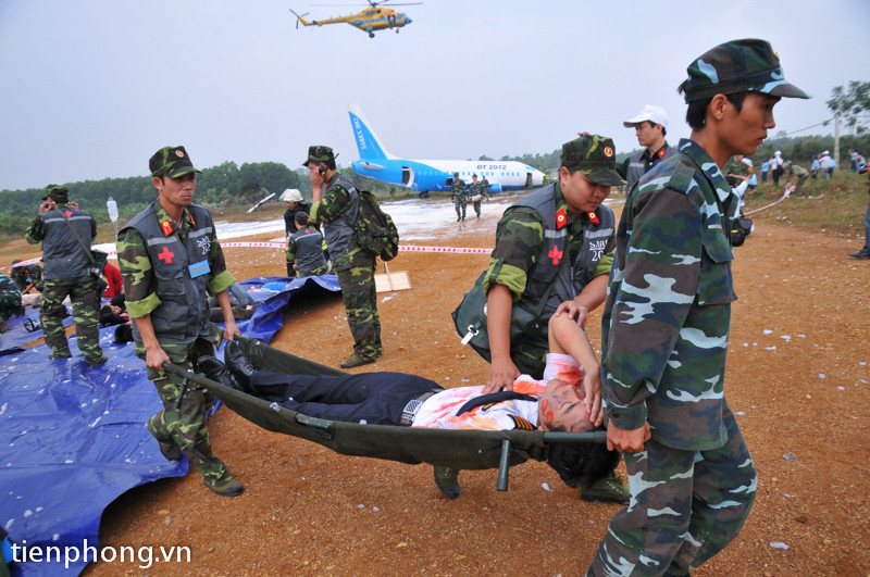 Một số nạn nhân bị thương nặng được chuyển vào trong bệnh viện dã chiến