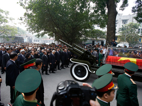 Lãnh đạo Đảng, Nhà nước và nhân dân cùng gia quyến tiễn đưa linh cữu Đại tướng. Ảnh: Như Ý