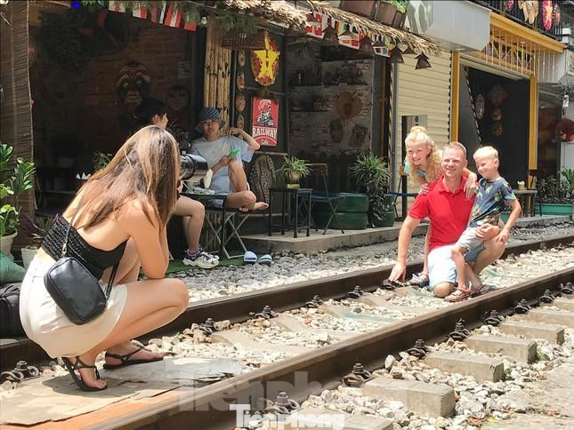 Du khách nước ngoài thích thú chụp ảnh trên đường ray