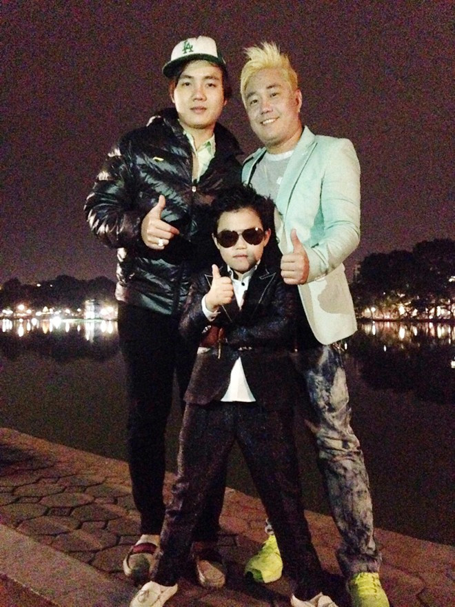 Tối 28/11, Psy nhí đã có mặt tại Hà Nội sau nhiều ngày bận rộn với việc ghi hình cho một chương trình truyền hình thực tế ở TP.HCM. Cậu nhóc sẽ góp mặt trong đêm nhạc có tên Gangnam Style cùng nhiều sao Việt như Tuấn Hưng, Siu Black, Hoàng Thùy Linh và đặc biệt là bộ đôi ca sĩ nhí đang được yêu mến Quang Anh - Phương Mỹ Chi 